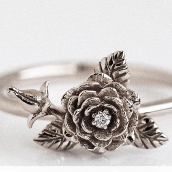 Stunning Silver Plated Flower Ring - Perfect Gift for the Special Woman or Girl - Picture 4 of 4